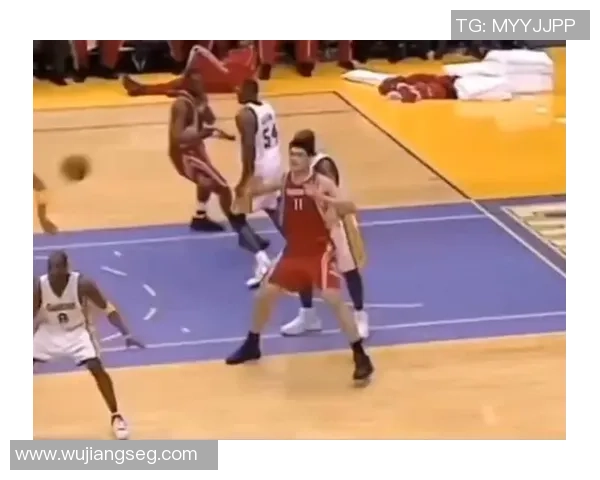 姚明与对手激烈冲突精彩瞬间回顾及赛场背后的故事揭秘