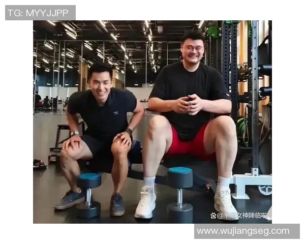 白衬衣姚明的篮球传奇与时尚魅力交织的故事